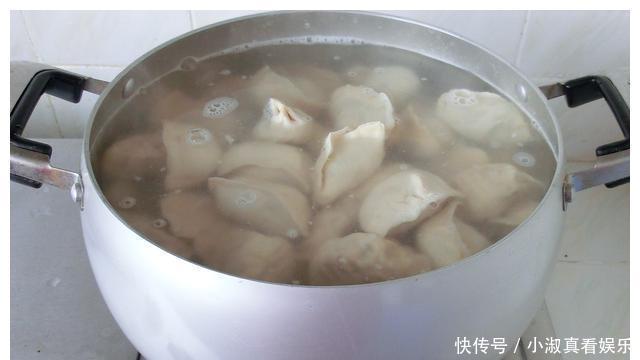 包韭菜馅饺子，直接拌是大错特错，很多人搞错，饺子不鲜也不香