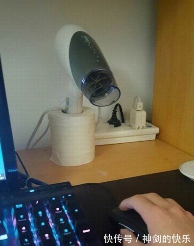 |搞笑图片幽默段子笑话:设计师,这个露天楼梯当初没考虑天气吗?