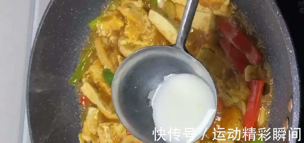 青椒烧豆腐，不炒不炸滑嫩入味，10分钟就上桌，适合上班族的菜