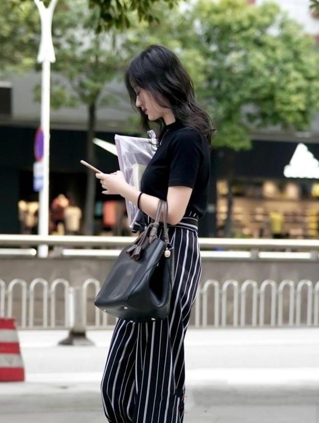 女人味儿|面带微笑的气质美女,白色上装搭配牛仔裤,展现出纤瘦小蛮腰