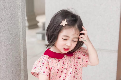 四岁女宝宝超洋气的短发发型，试试这几款，调皮又可爱