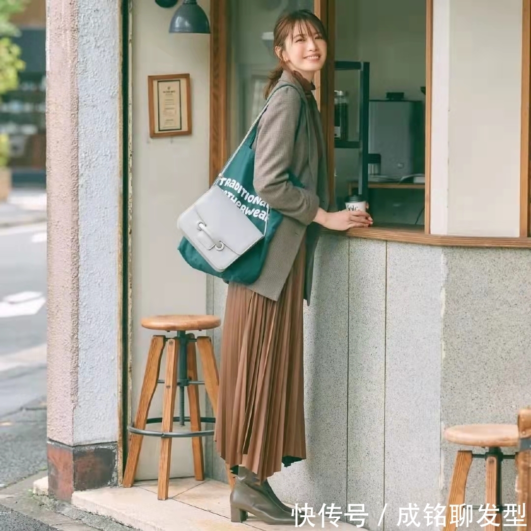 身材|中年大女别总穿裤装,半裙搭配好显身材又减龄,显气质又有品位