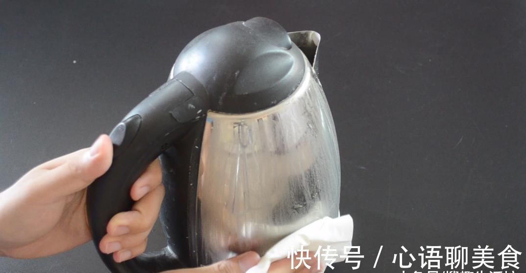 用蜡烛在电水壶上擦一擦太实用了, 解决了很多人的烦恼, 赶紧试试