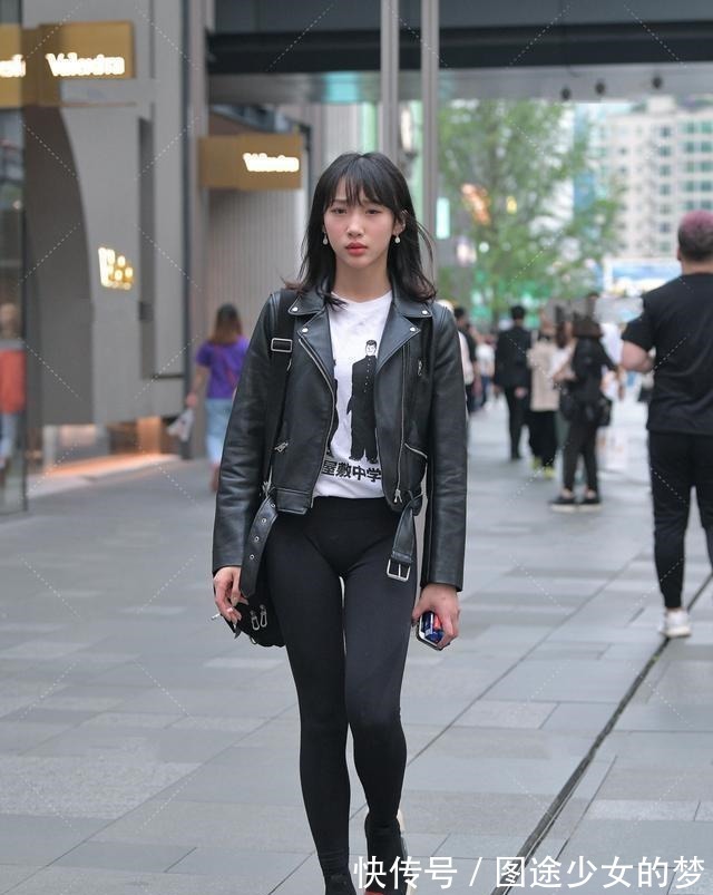 穿搭方式 打底裤小姐姐穿出时尚美感,展现出时尚美观的魅力,更加漂亮