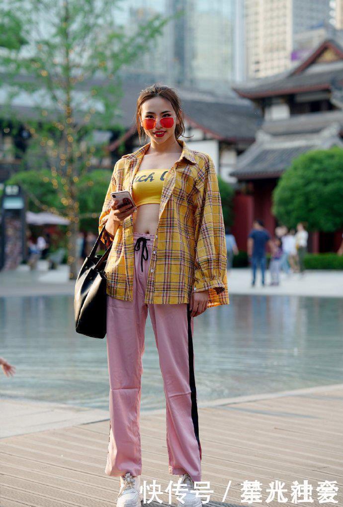 衬衫完全不扣，将热裤消失不见，双手抱腰穿出了连衣裙的味道