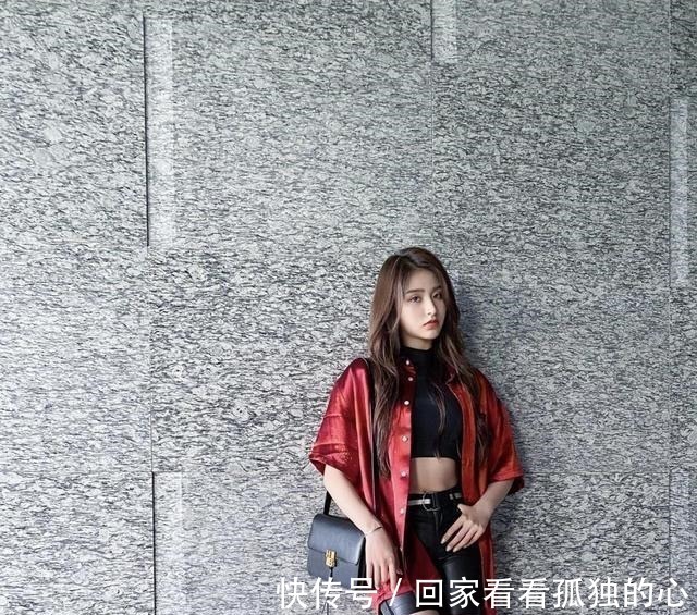 金子涵加盟《我们恋爱吧》,条纹蝴蝶袖裙清新,呆萌可爱表情包!