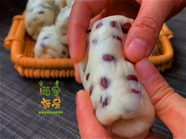 红豆别再煲粥了，教你好吃做法，一擀一折，零添加超好吃