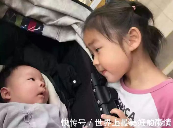 大宝|暖心姐姐另类举动走红,将弟弟塞进自己的袄子里,高颜值羡煞旁人