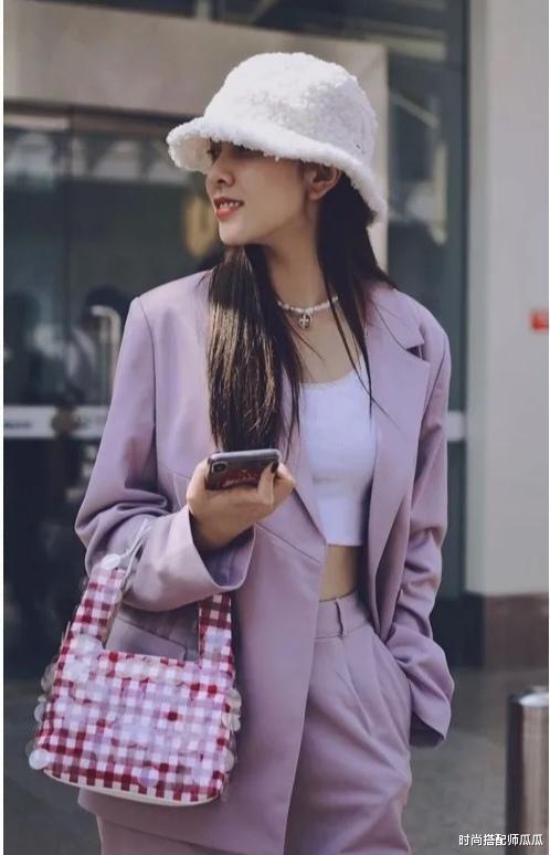 别总穿黑白灰了,今夏流行这个“紫”,时髦显白很高级