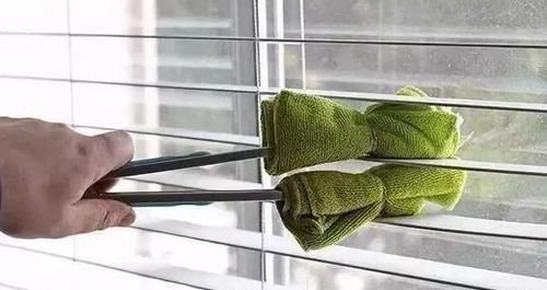 纱窗长时间不清洁一层灰,教你一招,不用拆卸麻烦,也能很干净