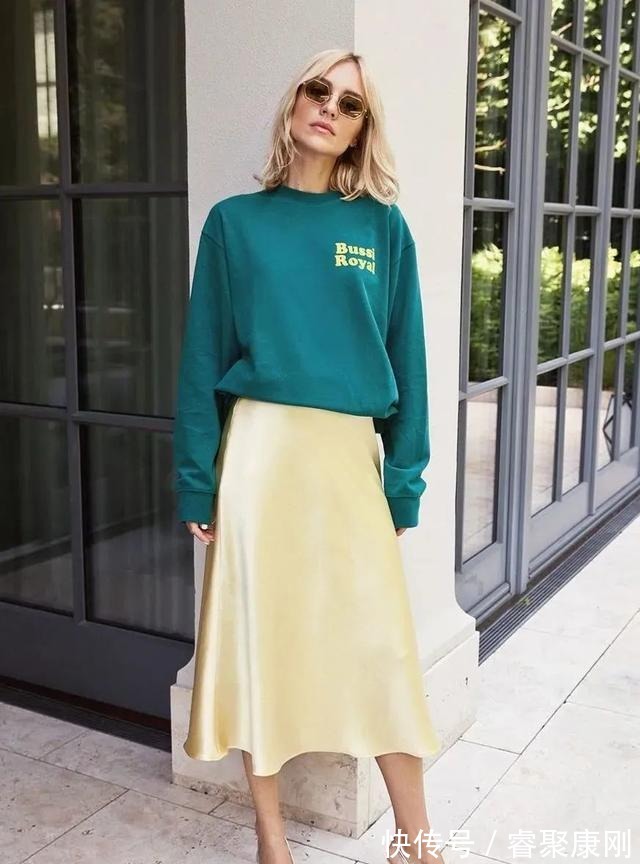 随性|卫衣+半裙=早秋最火混搭套路，时髦又有女人味