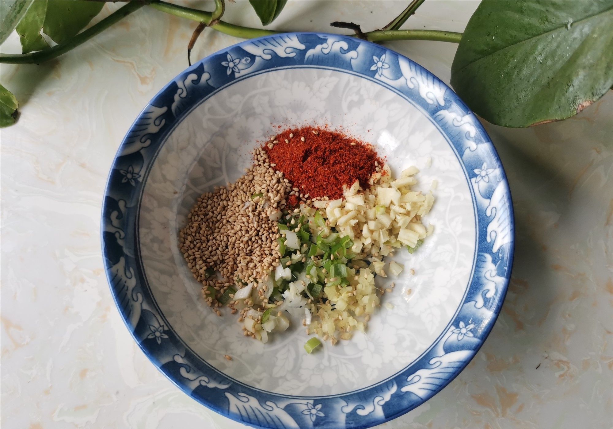 酸辣|天冷了，一个鸡腿，一把面条，教你做超好吃的酸辣鸡丝面，解馋