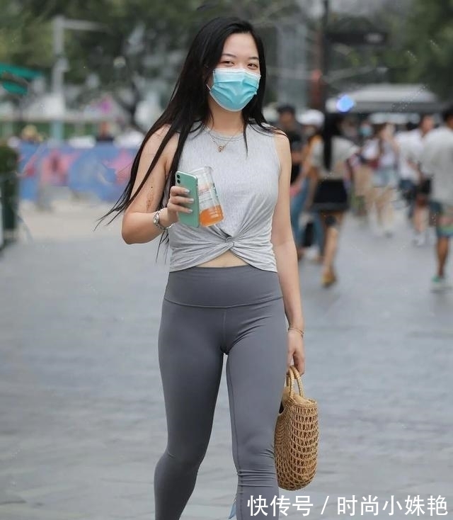 美女|今年很火的“鲨鱼裤”,取代了打底裤,这样穿彰显知性优雅!