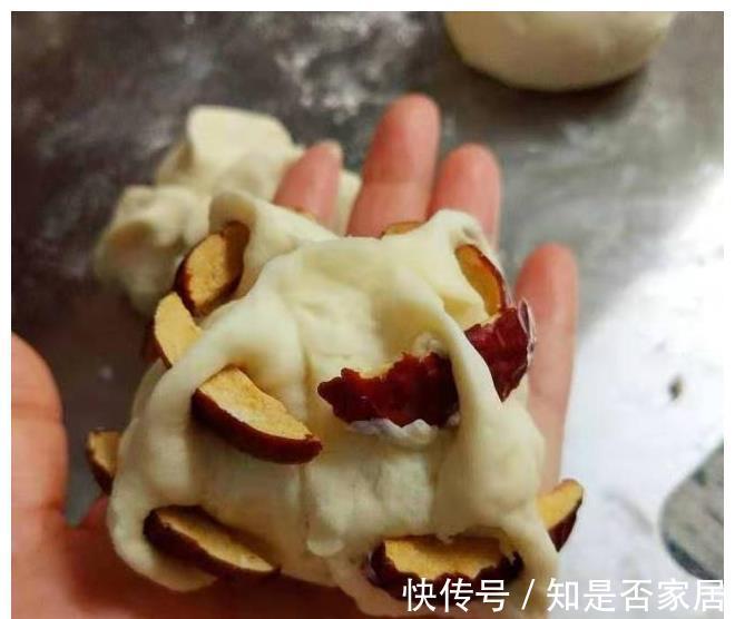 制作过程|蒸一锅红枣开花馒头，枣香十足好看又好吃，营养健康又美味