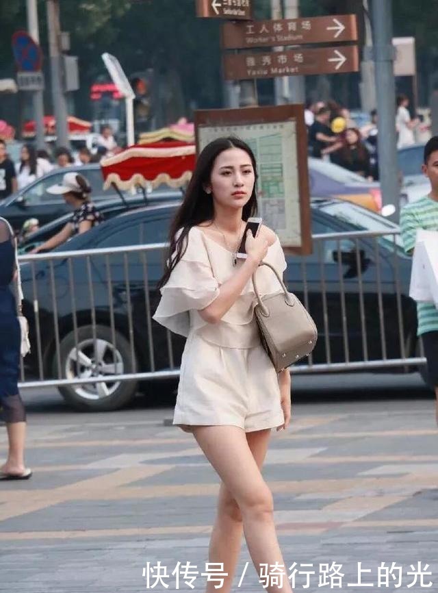 连体裤|吊带搭配高腰短裤，以独特的味道时尚而降低年龄