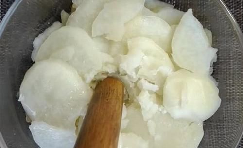  最近我家迷上了吃这个，蒸熟加一物揉成条，放冰箱随吃随取，方便