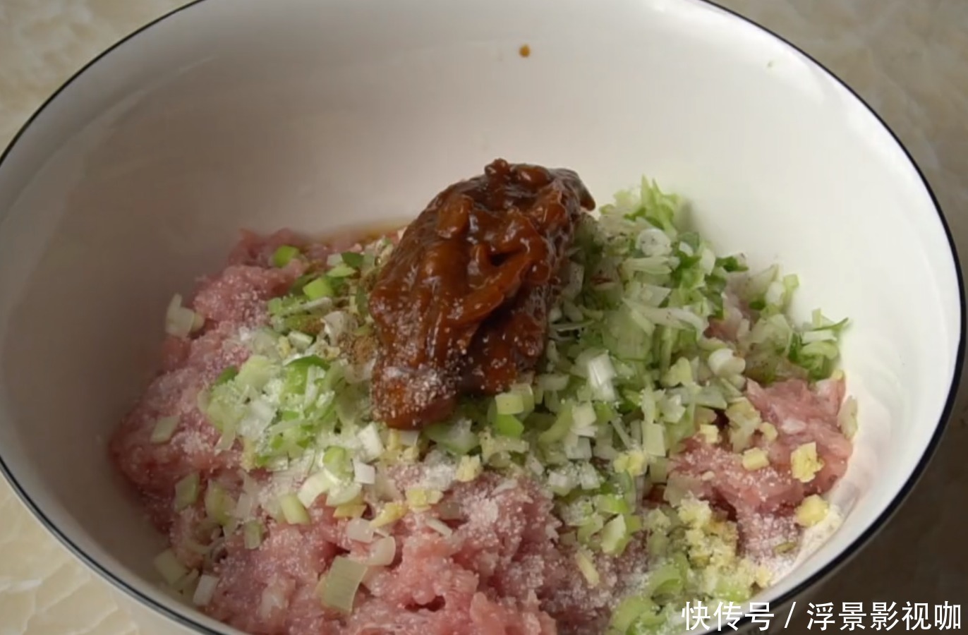 不会做包子没关系，老左教你懒人做法，双手一折一卷，比包子还香