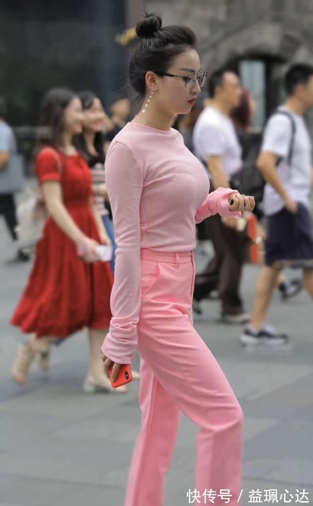 小姐姐|街拍美女小姐姐浅粉色长袖搭配荧光粉休闲裤，显得优雅又知性