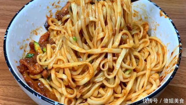 面条|夏天来了,面条就得这样吃,简单一拌,比凉面还好吃,太香了