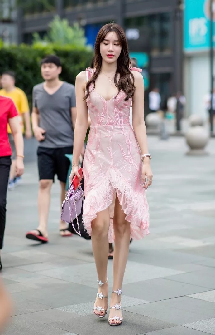 高腰|美女搭配高跟鞋,让自己显得更有魅力