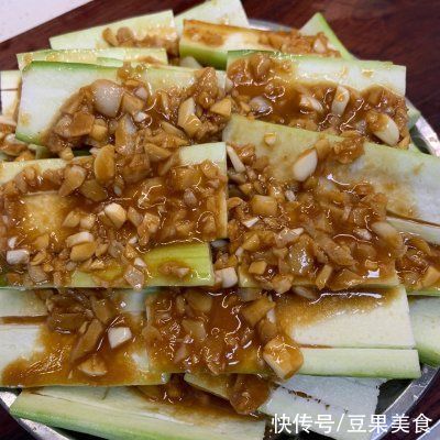 家常|人气家常下饭菜蒜蓉粉丝蒸丝瓜，一秒征服家人的胃