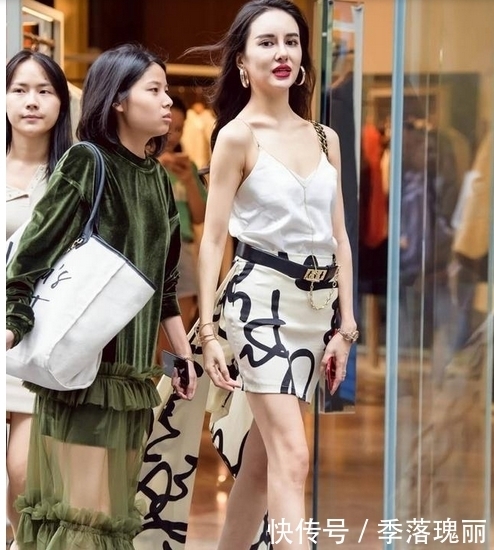 美女街拍:曲线优美苗条又白皙的妹子,这身穿着真撩人!