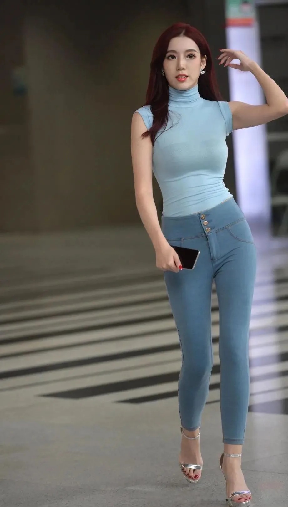 姐妹们 牛仔裤搭配无袖T恤,减龄时尚,走在街上成为动人的风景线