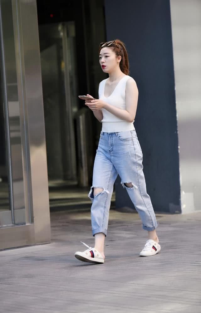  身材|清爽大方的牛仔裤搭配，更显身材与气质，呈现别具一格的气质美