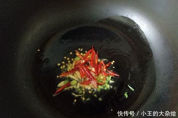 炒豆芽时加点“它”，豆芽更加清脆爽口，没有豆腥味！