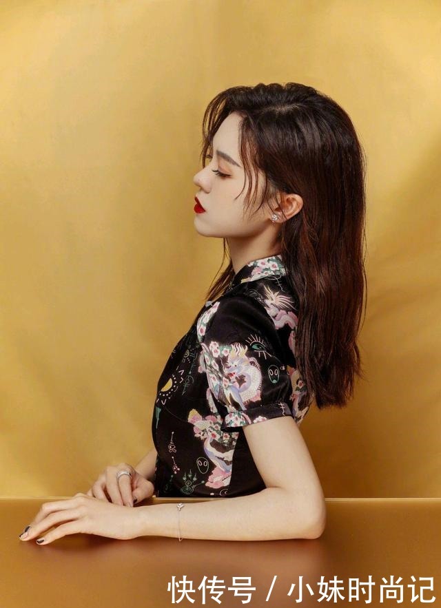 原来郁可唯这么会穿, 黑色印花旗袍配高跟凉鞋, 浓浓的复古韵味