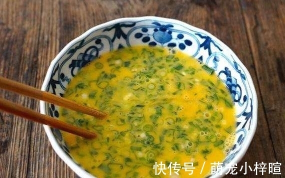 早餐别总是稀饭馒头!教你做懒人版葱花饼,3分钟就能出锅!