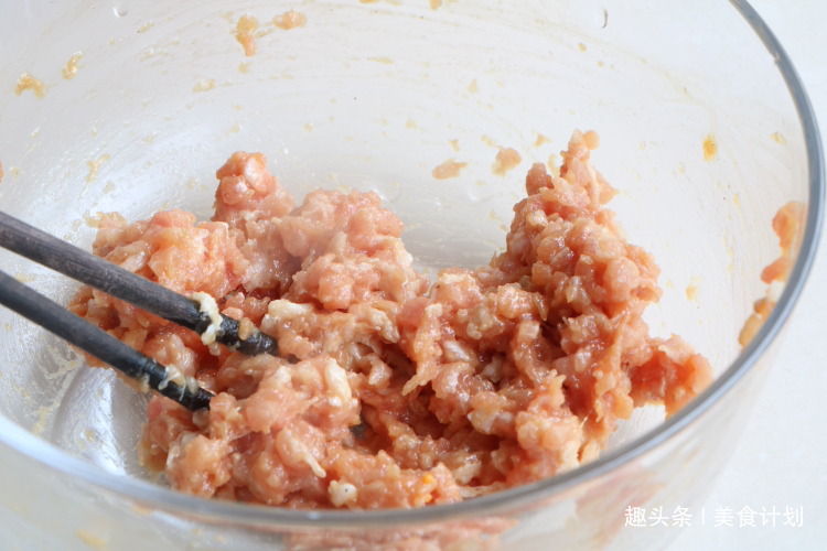 夏天就馋土豆新吃法，搓一搓蒸10分钟，出锅汤汁一滴不剩！