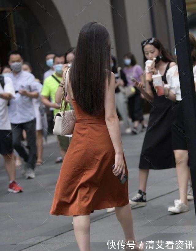包包|橘色无肩无袖连衣裙搭配高跟鞋,简约时尚,自信大方