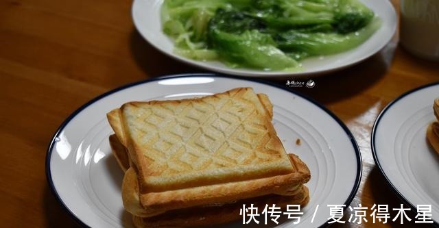 70后夫妻的极简早餐,只有三样,简单方便,好吃极了,吃着很满足!