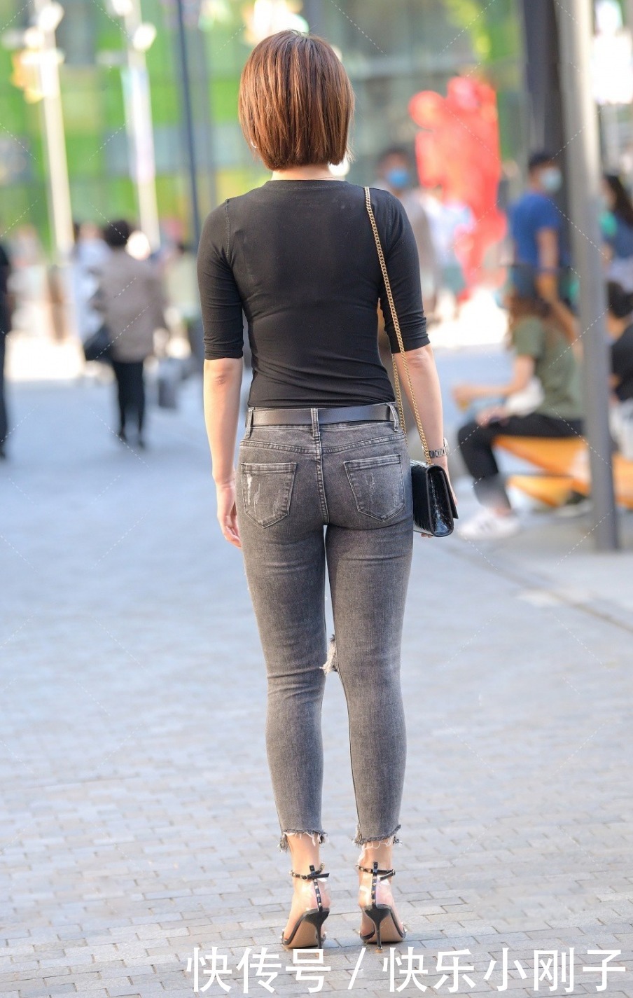 简单时髦小穿搭,黑色T恤+破洞牛仔裤,时尚帅气