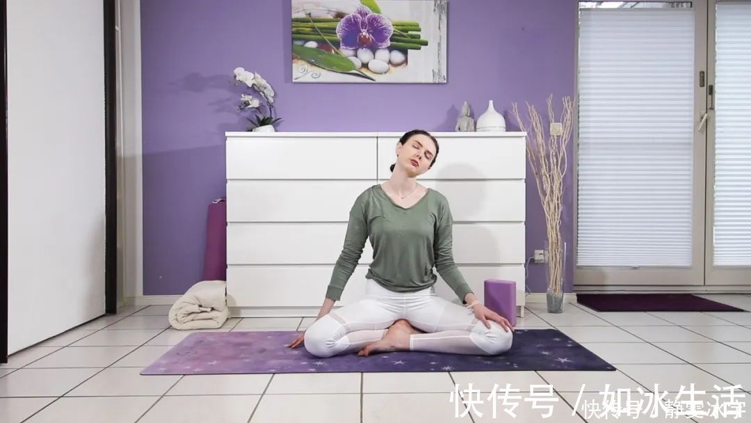 脚跟|10个适合居家练习的瑜伽体式,练完超级舒服