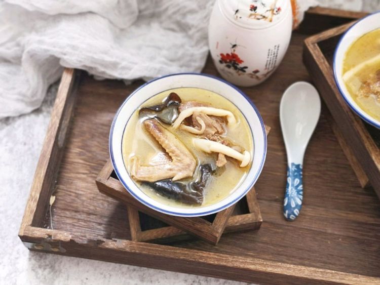 鸽子|一鸽胜九鸡，鸽子汤这样炖才滋补，汤鲜肉嫩不腥，营养滋补