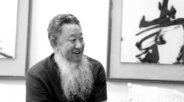 老外们&老汉让美女徒弟用身体写字,亮相欧洲,老外都看懵了,这是书法?