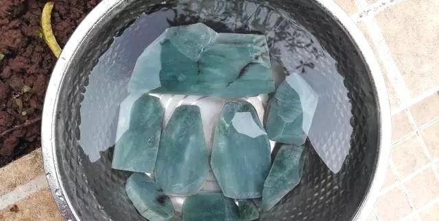 挂件珠子小|任性料主拿下翡翠料子自己雕刻,成品让人苦笑不得,气的直接扔了