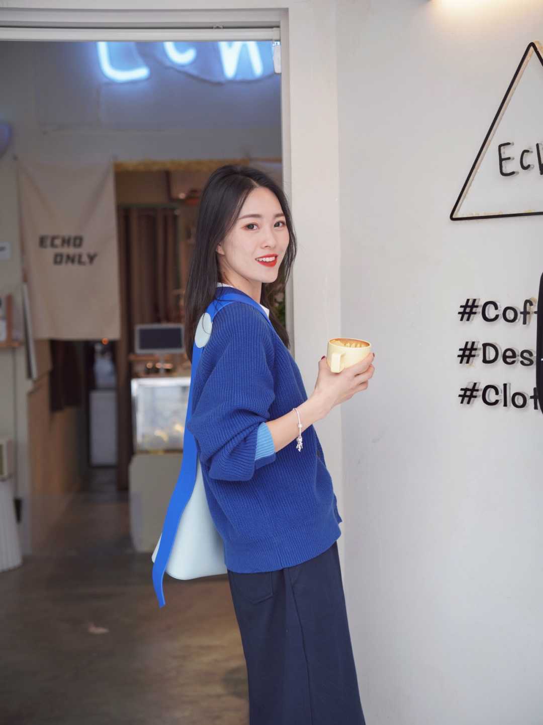 针织开衫 克莱因蓝不好配色?黑白红是标配,棕色米灰也可以“炒”一下CP