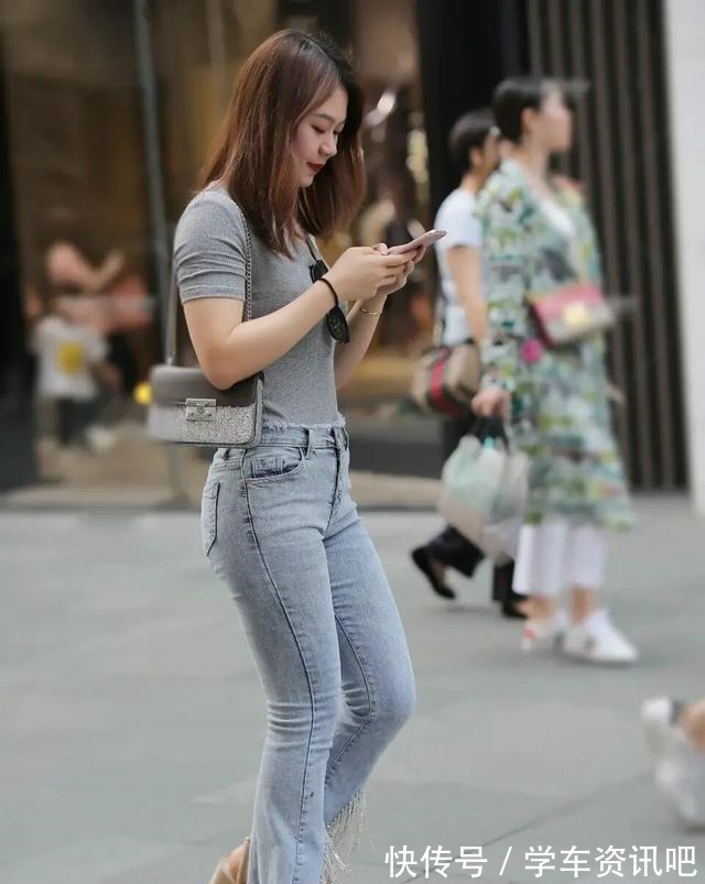 搭配 牛仔打底裤搭配时尚黑色上衣,穿搭利器,显得不那么平平无奇!