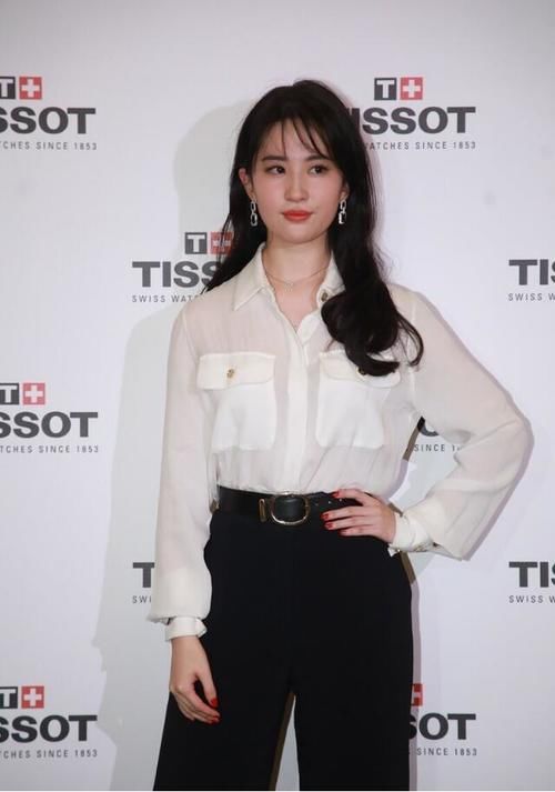 大长腿|美女没有骨感身材也照样惊艳,穿白衬衫配阔腿裤,气场不输超模