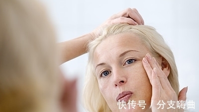 皮肤|水和乳液到底要“拍”or“涂”,用化妆棉效果更好?原来一直搞错