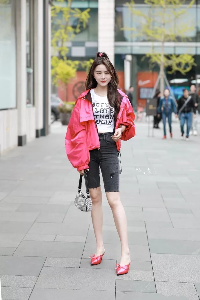 优雅|街拍时尚:高跟鞋搭配紧身裙,优雅时尚又秀身材