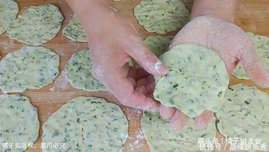  饺子|韭菜和面粉放一起，不煮面片不包饺子，一顿做了30个，上桌扫光