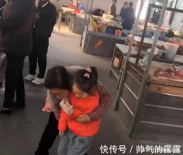 女子|江苏一女子偷偷带孩子回家送惊喜,奶奶开心跑来抱孩子,画面暖心