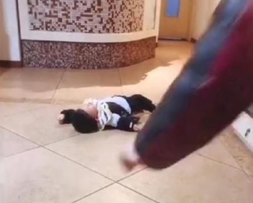 宝妈|孩子摔倒在地赖皮不起,奶奶的'神操作',网友:隔辈育儿典范