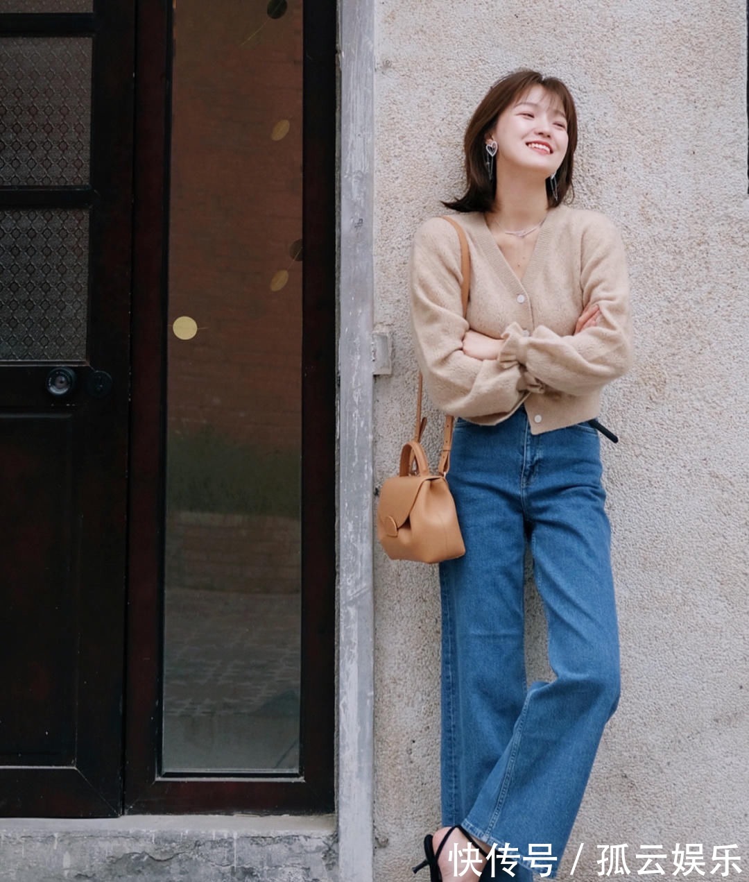 美眉 早秋穿搭值得,针织衫搭配半身裙或牛仔裤,轻松穿出名媛气质