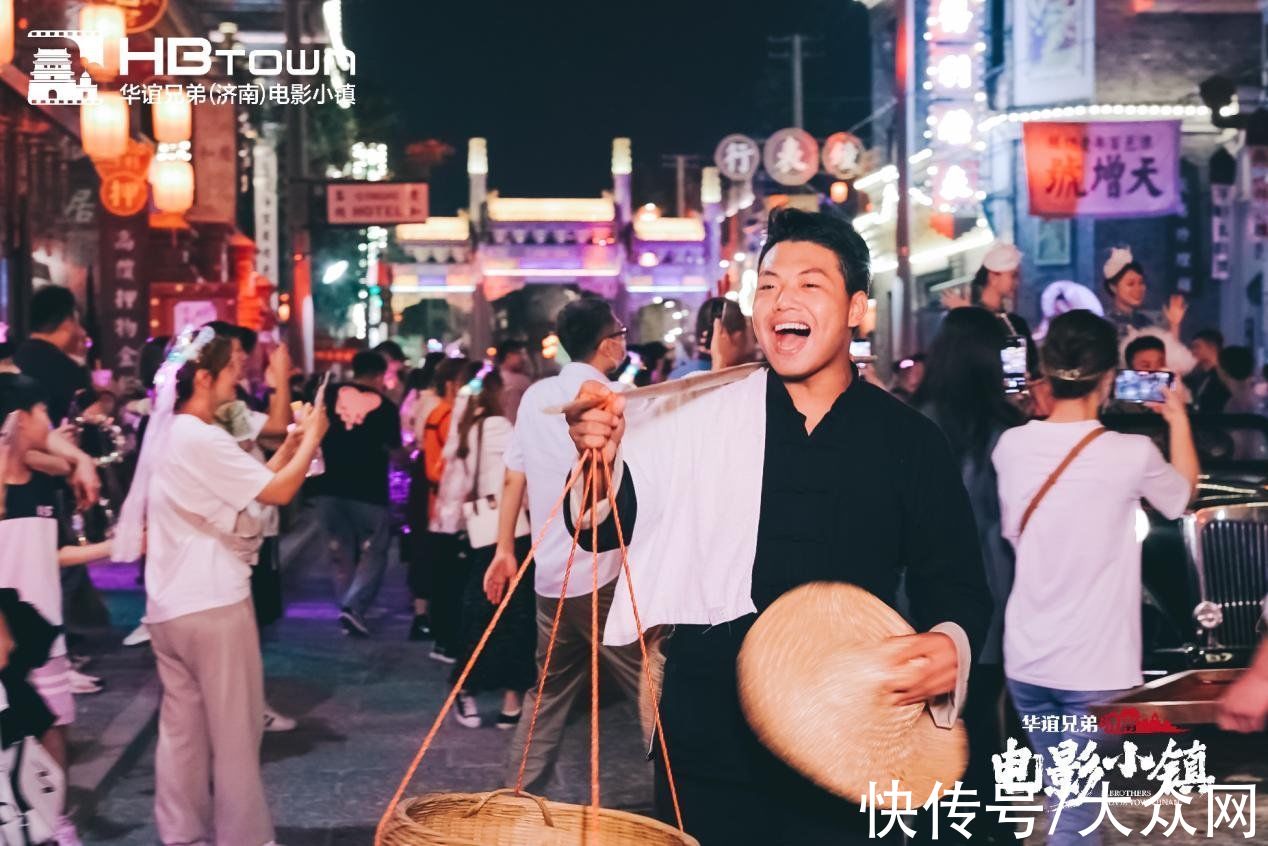 小镇|华谊兄弟(济南)电影小镇夜场开启，华灯初上越夜越嗨