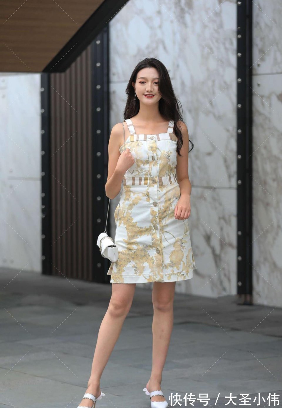 一举一动|美女街拍:一举一动都表现出一种高贵的气息,想娶老婆,就要娶这种类型的